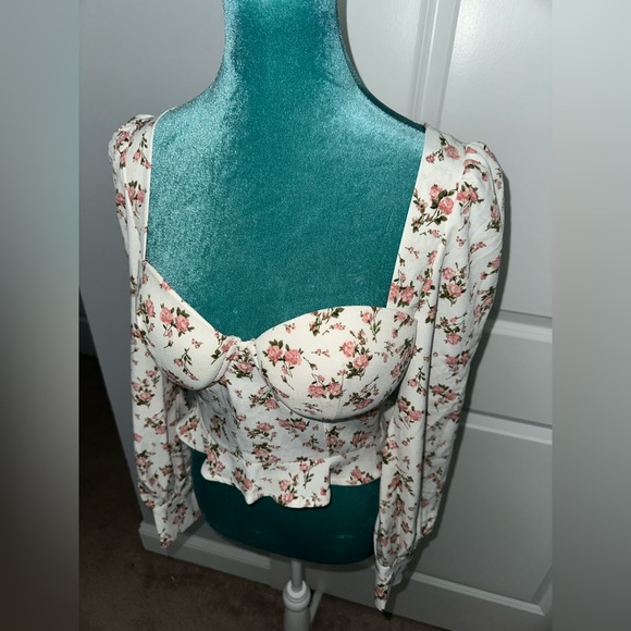 Floral long sleeve top 👚✨ - Picture 3 of 10